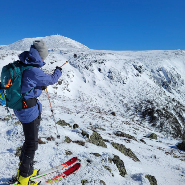 Skier wearing the Men's Tuckerman Jacket in 'Stone Blue.'